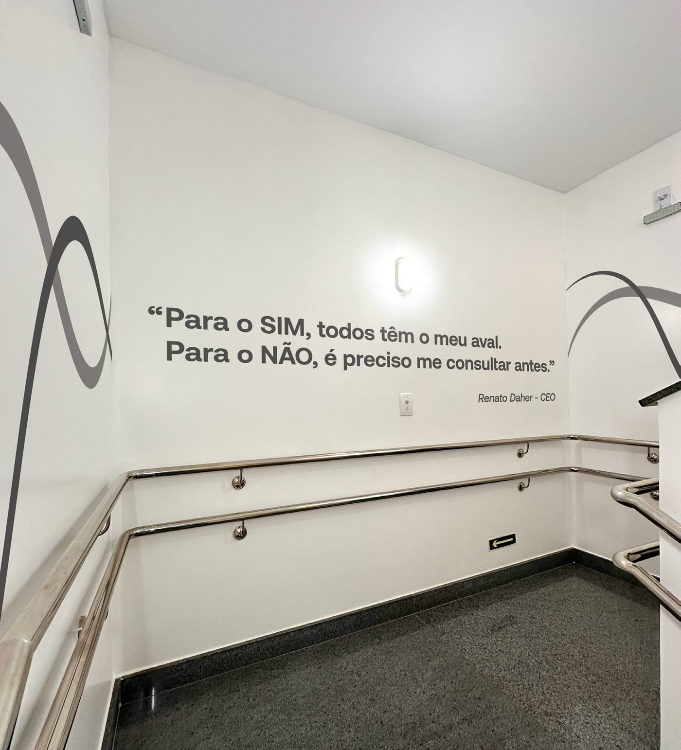 Frase institucional aplicada nas escadas do CRD Corporativo